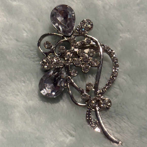 Jewelry - Elegant Silver Crystal Brooch